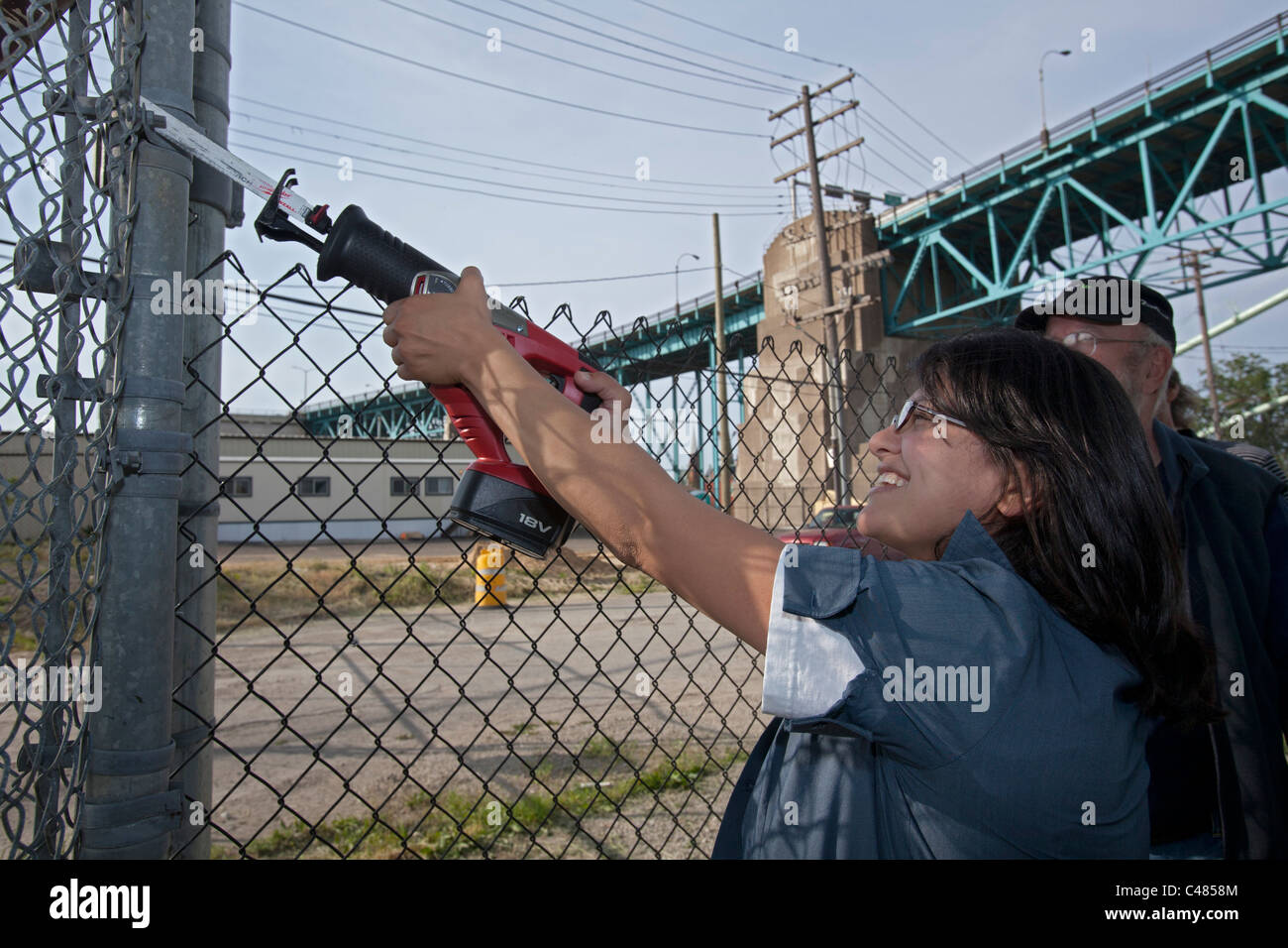 Gemeinschaftsaktivisten entfernen Zaun illegal errichtet im Namen der "Homeland Security" Stockfoto