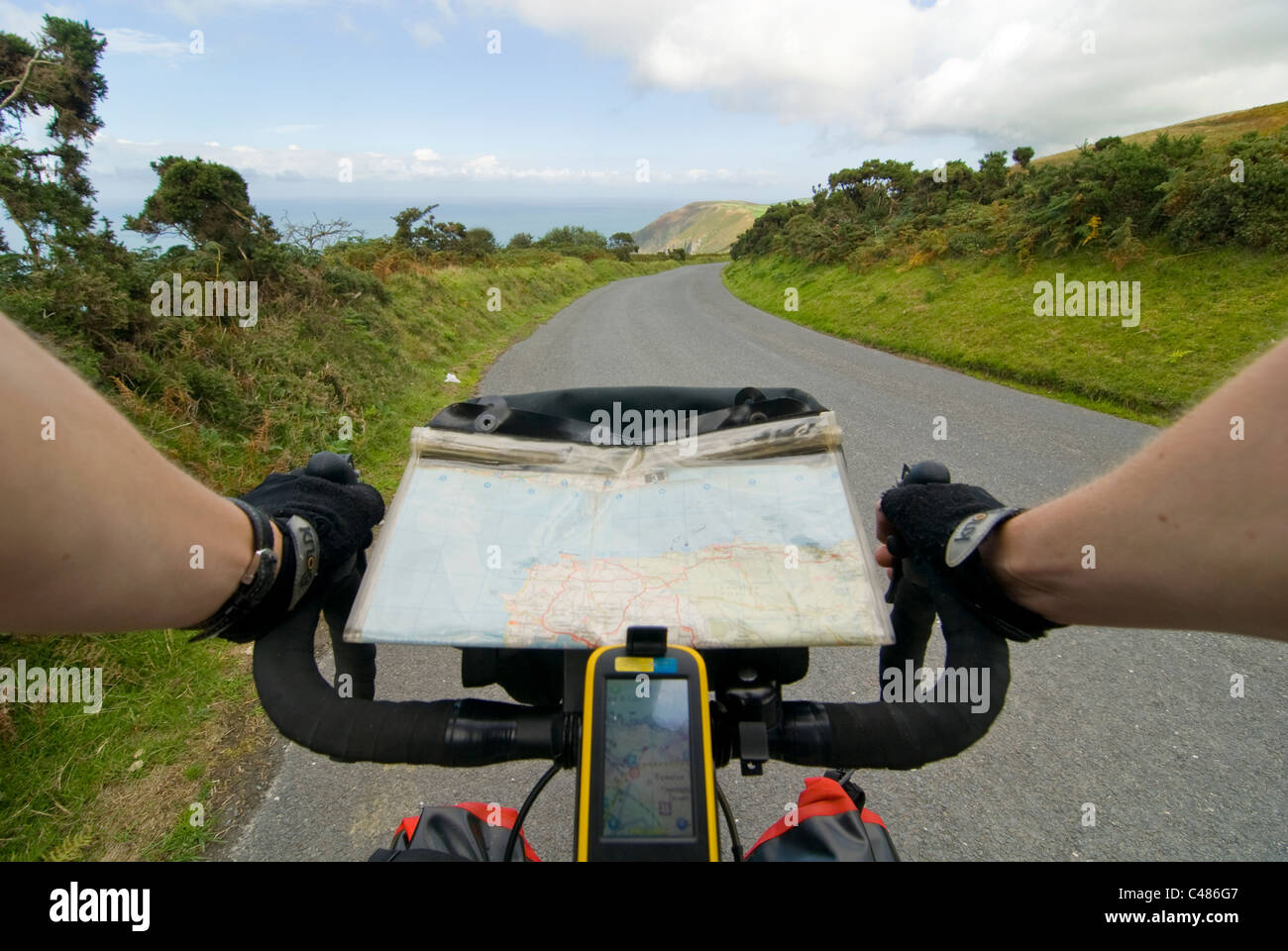 Ein GPS und Karte auf einer Fahrradtour entlang der Küste Exmoor nahe Jäger Gasthaus, Devon Stockfoto