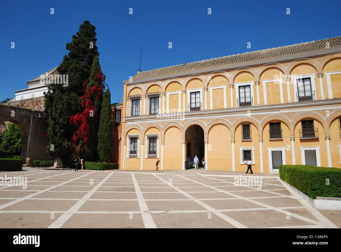 Ein Hof auf dem Gelände des Alcázar von Sevilla, Spanien. Stockfoto