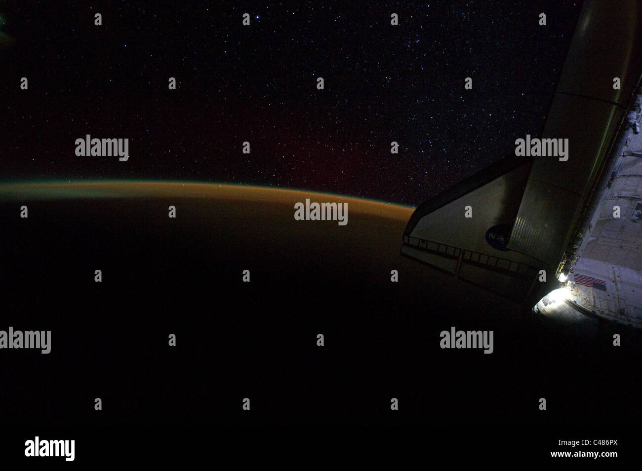 Über der Erde der Erdatmosphäre und dem Sternenhimmel gleich neben dem Hafen Flügel des angedockten Space Shuttle Endeavour sind Gegenstand Stockfoto