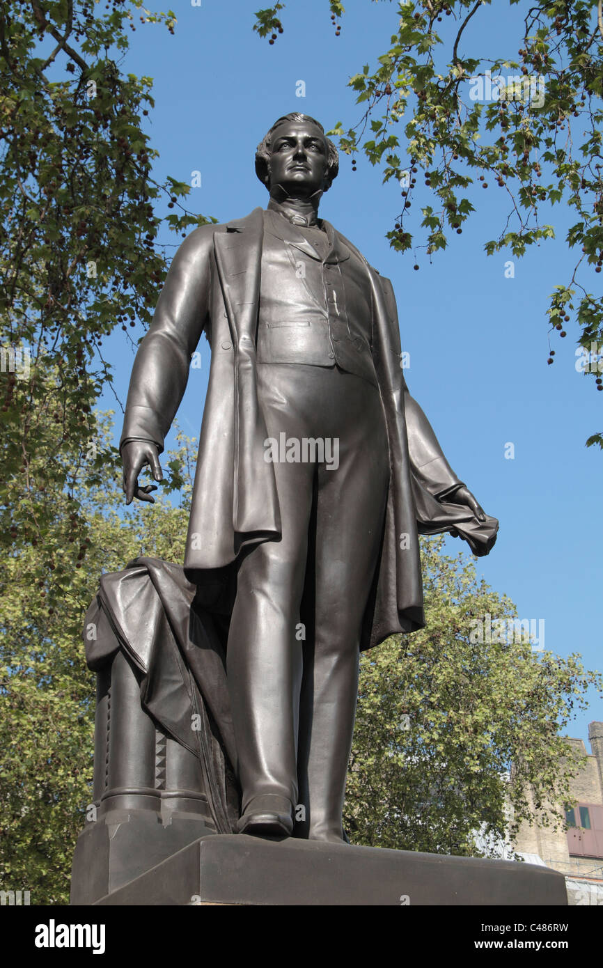 1851-Granit und Bronze-Statue des Bildhauers Matthew Noble von Sir Robert Peel in Parliament Square, London, UK. Stockfoto