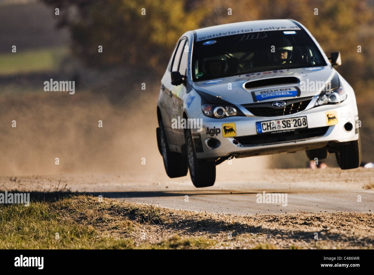Springendes Renn Auto Auto springt -Fotos und -Bildmaterial in hoher Auflösung – Alamy