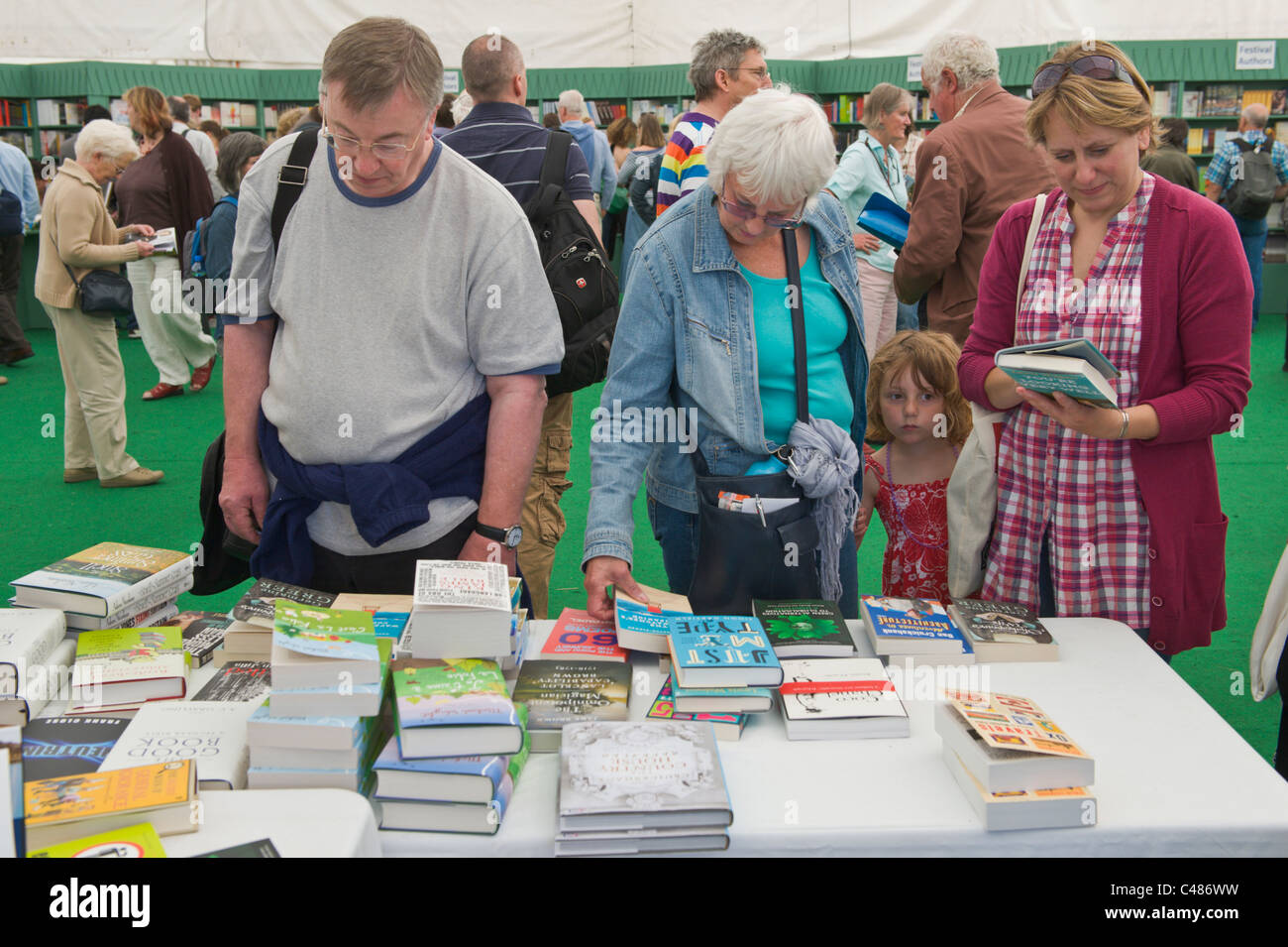 Besucher surfen Bücher von Festival Autoren auf Verkauf in Pembertons Buchhandlung bei Hay Festival 2011 Stockfoto