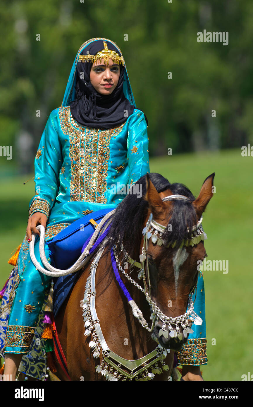 Arabische Royal Cavalry of Oman im original-Kostüm auf arabische Pferd während einer öffentlichen zeigen in München, Deutschland Stockfoto