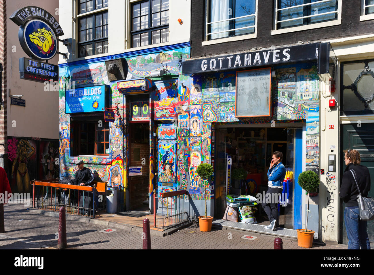 Der ursprüngliche Bulldog Coffeeshop am Oudezijds Voorburgwal 90 in der Red Light District (De Wallen), Amsterdam, Niederlande Stockfoto