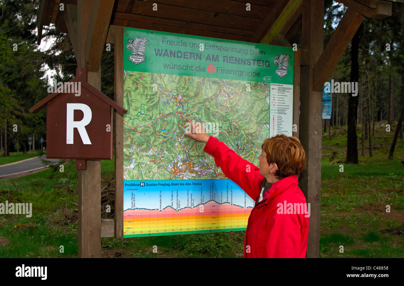 Frau betrachten eine Wanderkarte Rennsteig Wandern Testversion in der Nähe von Oberhof, Naturpark Thüringer Wald, Thüringen, Deutschland Stockfoto