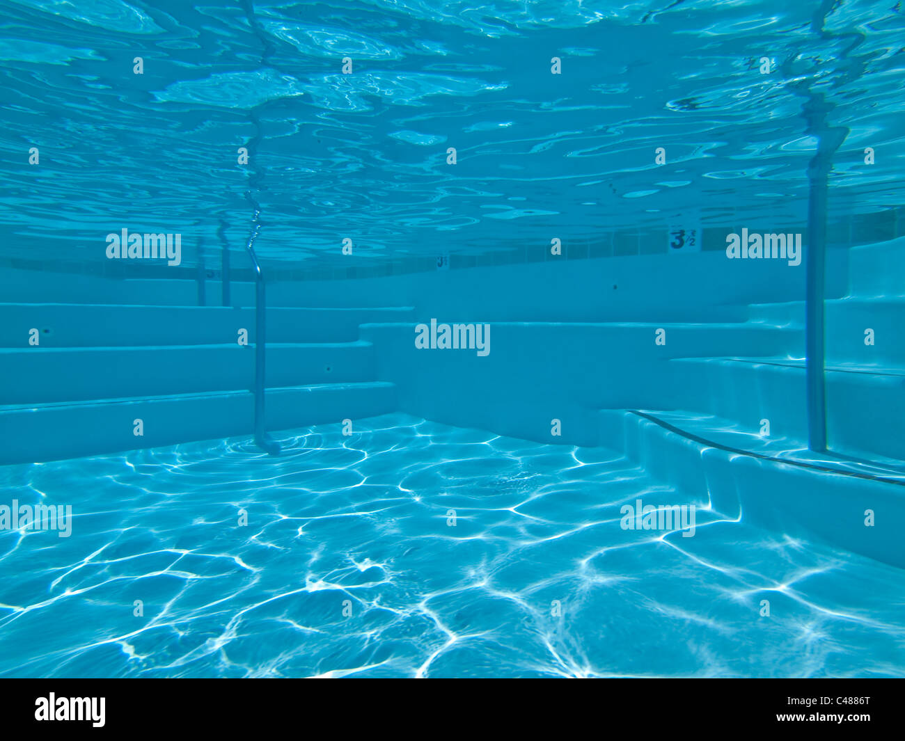 Unterwasser Ansatz zur Treppe und Sitzgelegenheiten in einem sauberen s Pool. Stockfoto