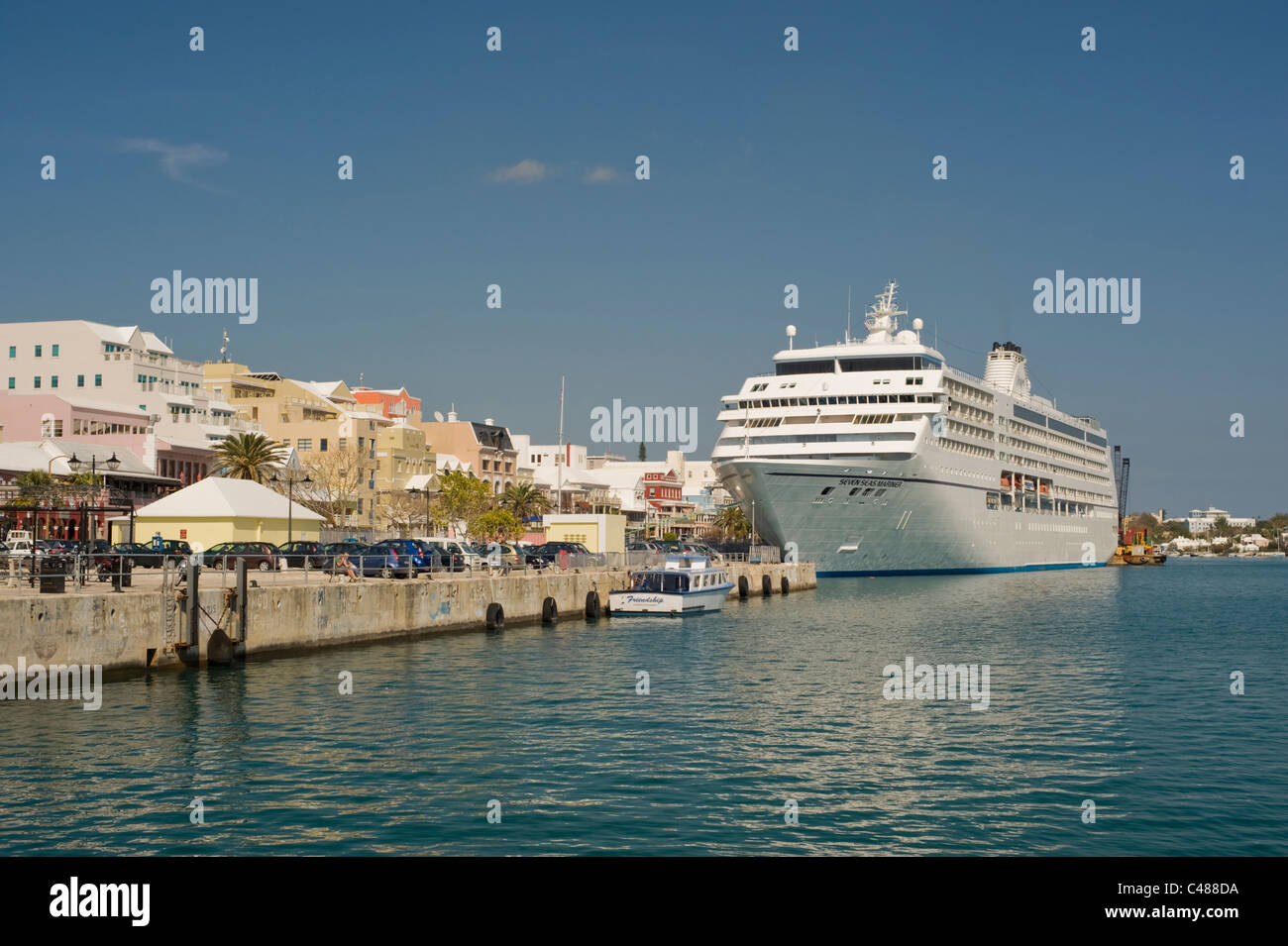 Kreuzfahrtschiff "Seven Seas Mariner" angedockt im Hafen von Hamilton, Bermuda. Stockfoto
