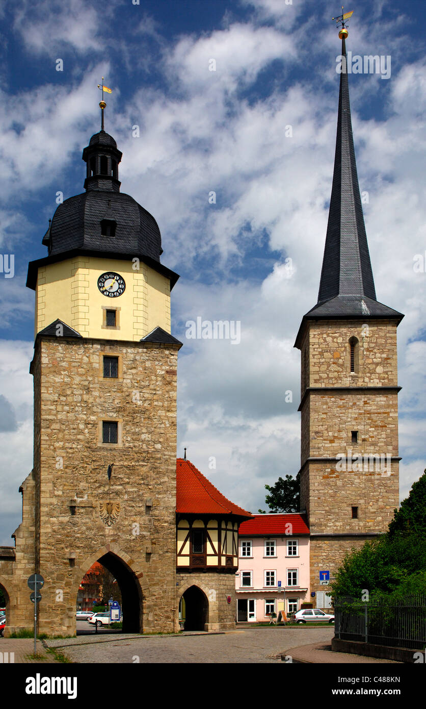 Historische Stadttor Riedturm Turm und der Turm der St.-Jakobus Wallfahrt Kirche, Arnstadt, Thüringen, Deutschland Stockfoto