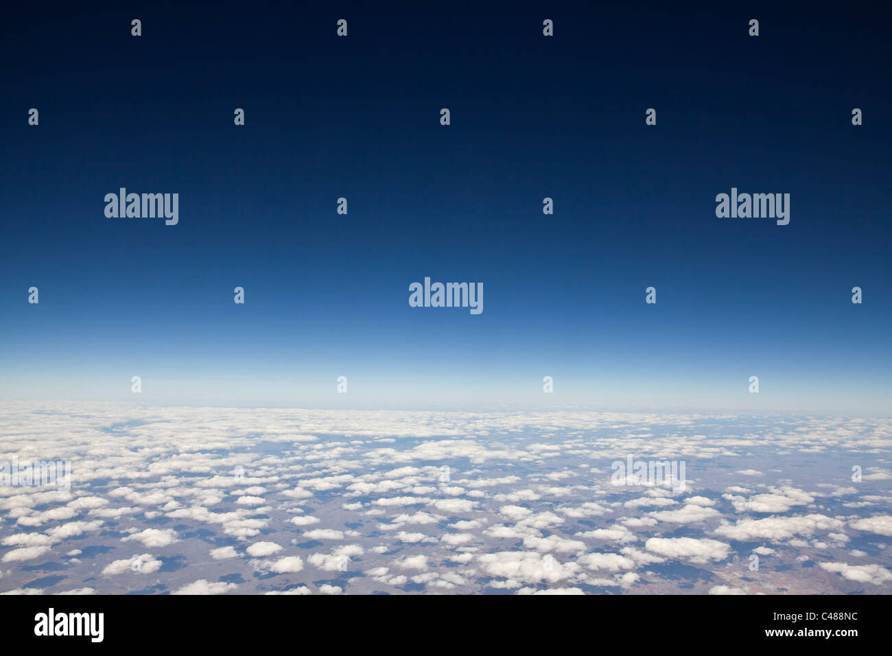 Wolkengebilde mit tiefblauen Atmosphäre 40.000 über dem Planetenerde. Stockfoto