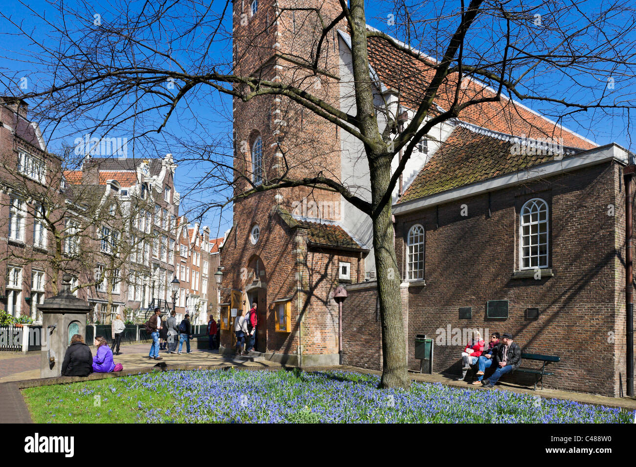 Die englische reformierte Kirche (Engelse Kerk) in der Begijnhof, Amsterdam, Niederlande Stockfoto
