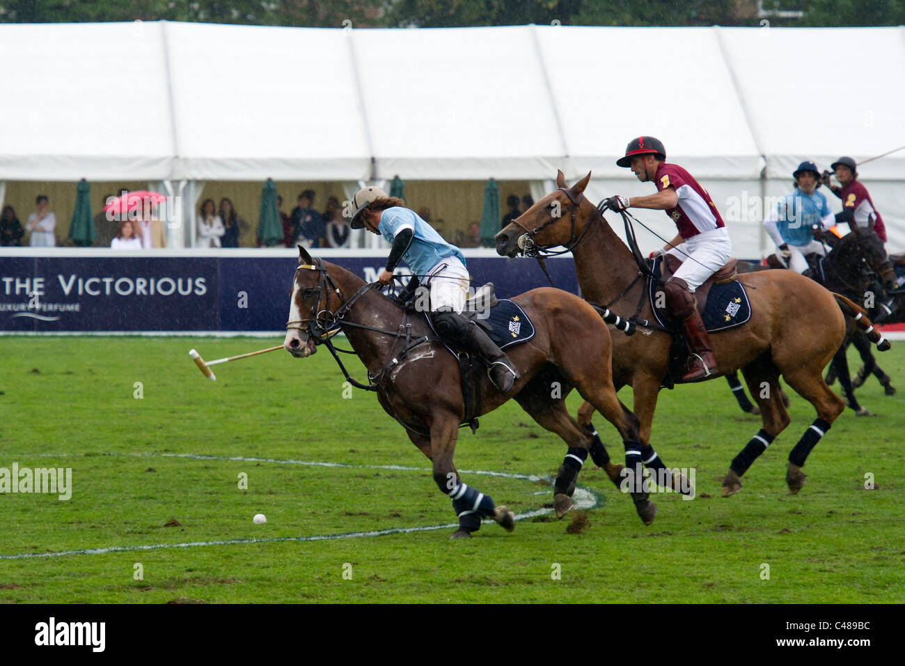 Minze-Polo in The Park, der führenden Outdoor-Polo und Lifestyle-Event im Zentrum von London. Ein Turnier für sechs internationale Teams. Stockfoto