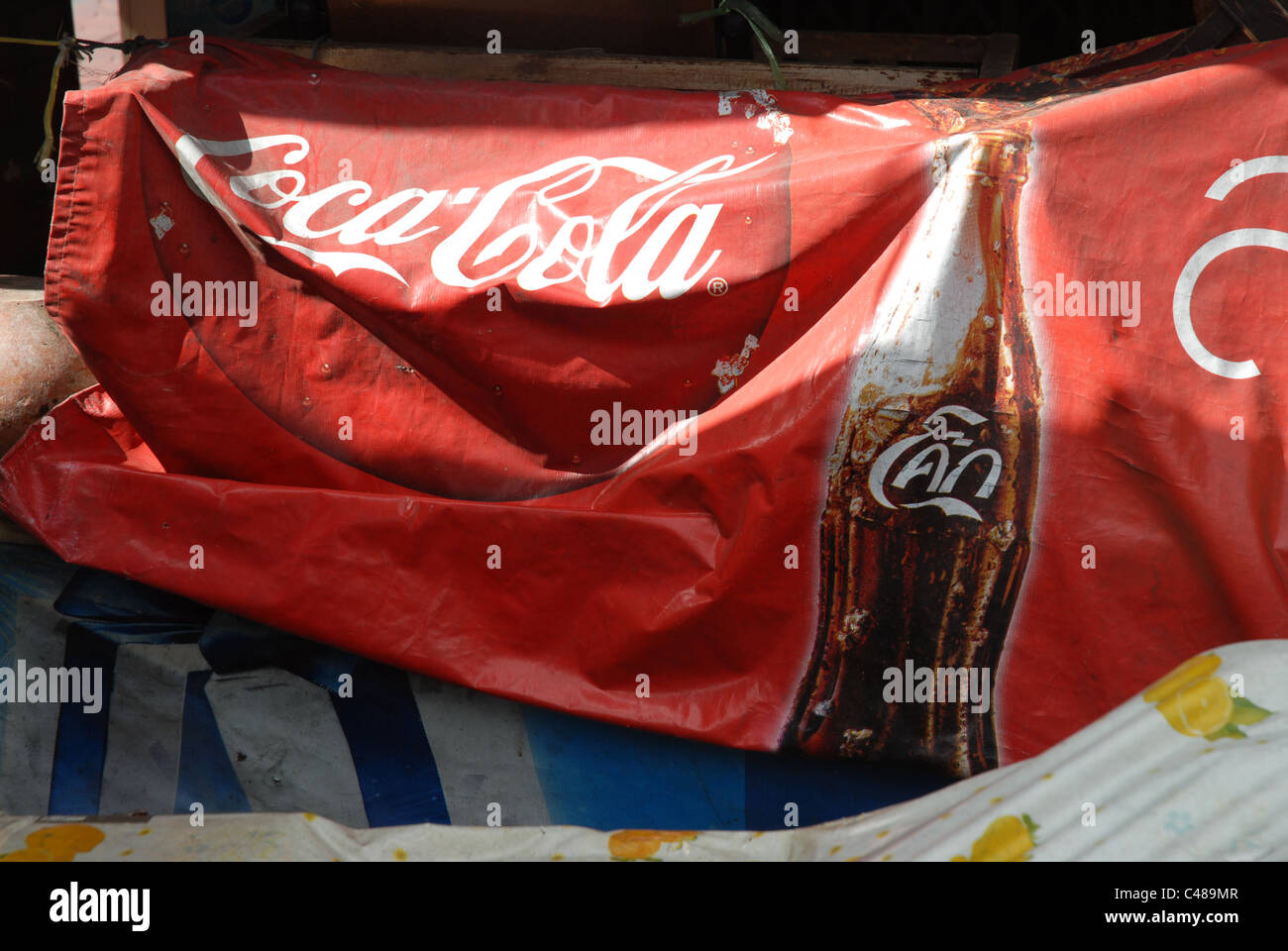 Cola-Logo auf Markisen, Bangkok, Thailand. Stockfoto