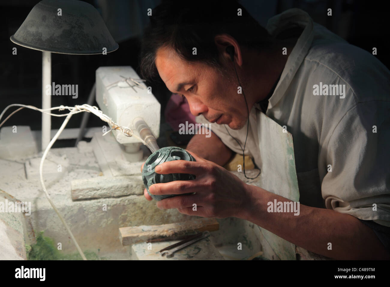 Chinesische Arbeiter in der Fabrik schnitzen jade Skulptur, Peking, China Stockfoto