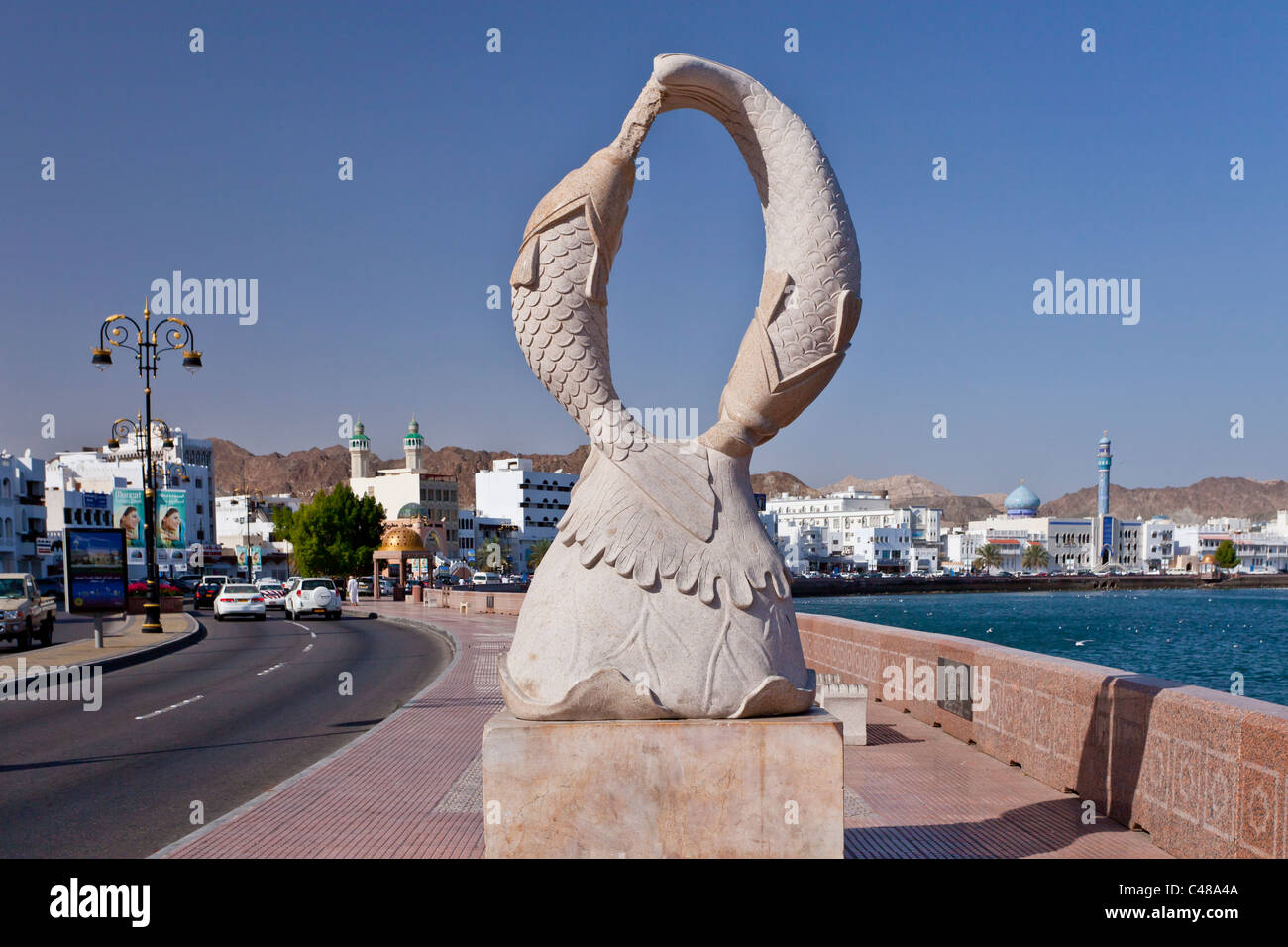 Ein Delphin Fisch-Denkmal an der Corniche Promenade entlang der Hafenfront in Maskat, Oman. Stockfoto