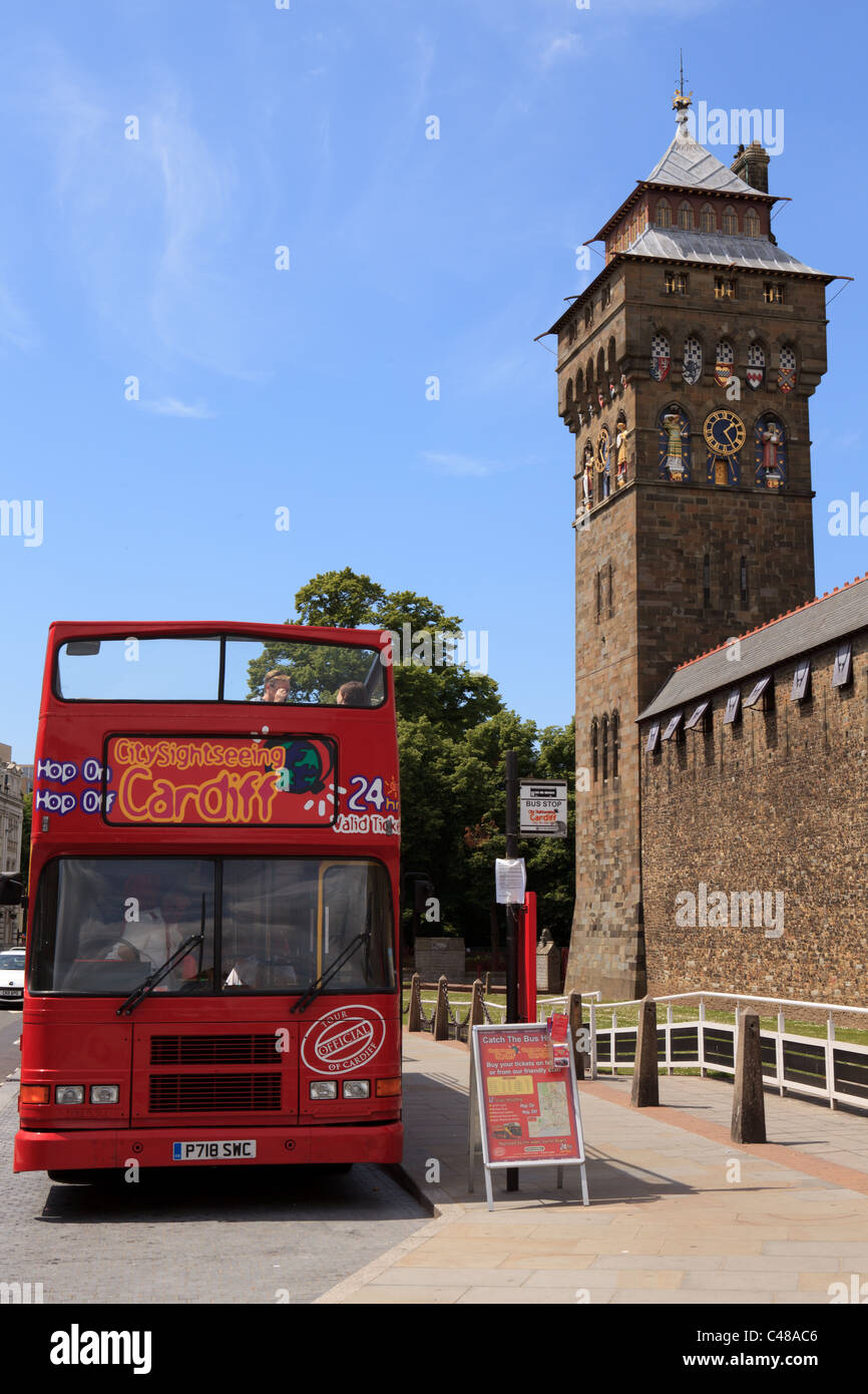 Cardiff Castle und Tourist Bus, Castle Street, Cardiff, Südwales, UK Stockfoto