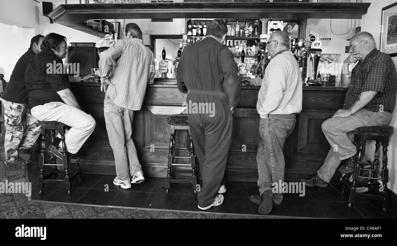 Gruppe der mittleren Alter Männer stehen an der Bar einer Gastwirtschaft. Stockfoto