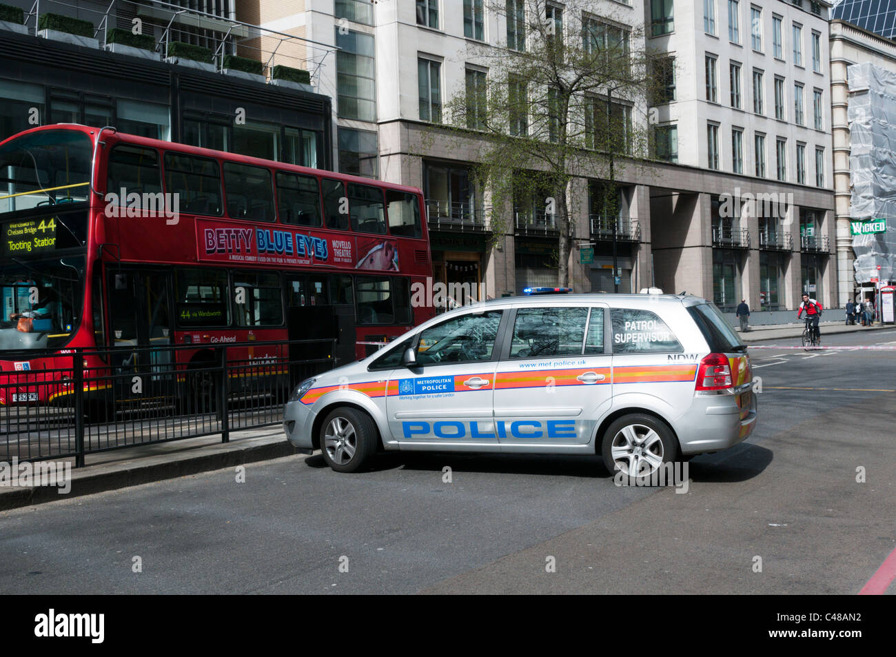 Eine Vauxhall Zafira im Metropolitan Police Markierungen verwendet als Patrouille Supervisor Auto Sperrung einer Straße im Zentrum von London Stockfoto