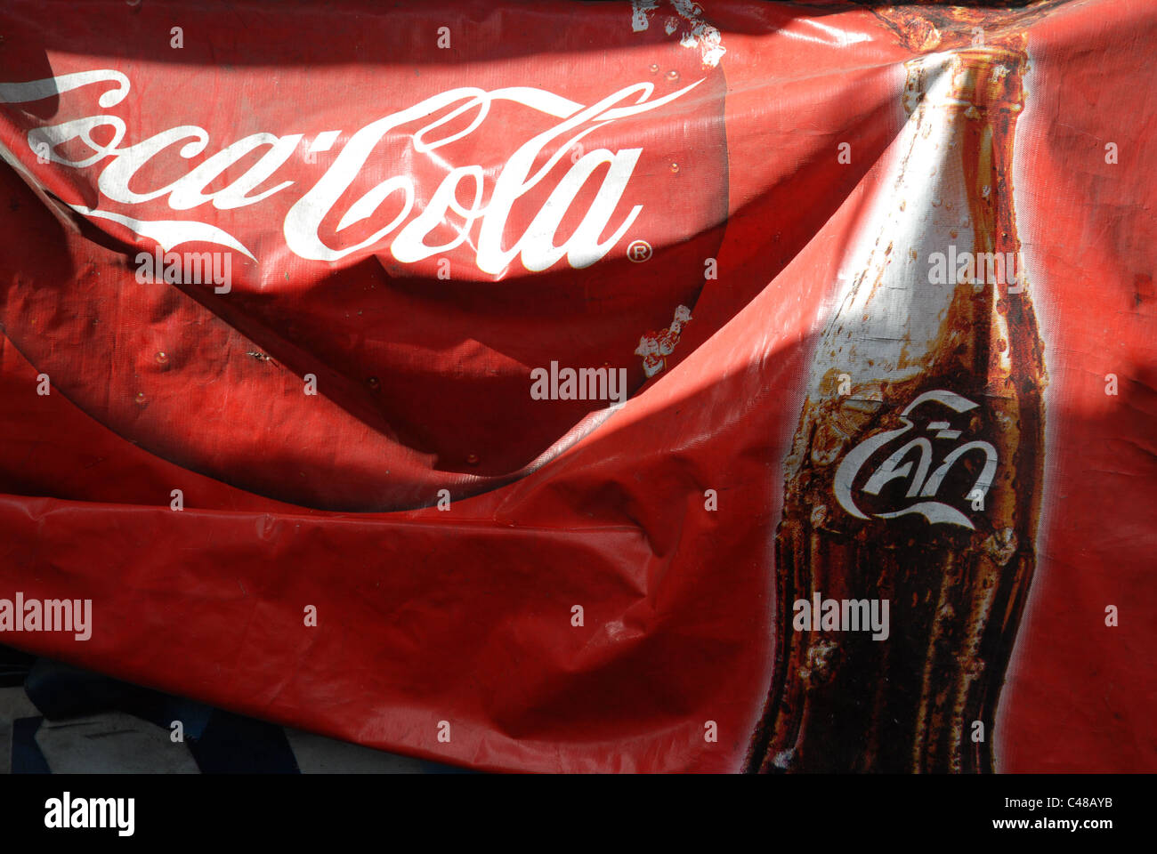 Cola-Logo auf Markisen, Bangkok, Thailand. Stockfoto