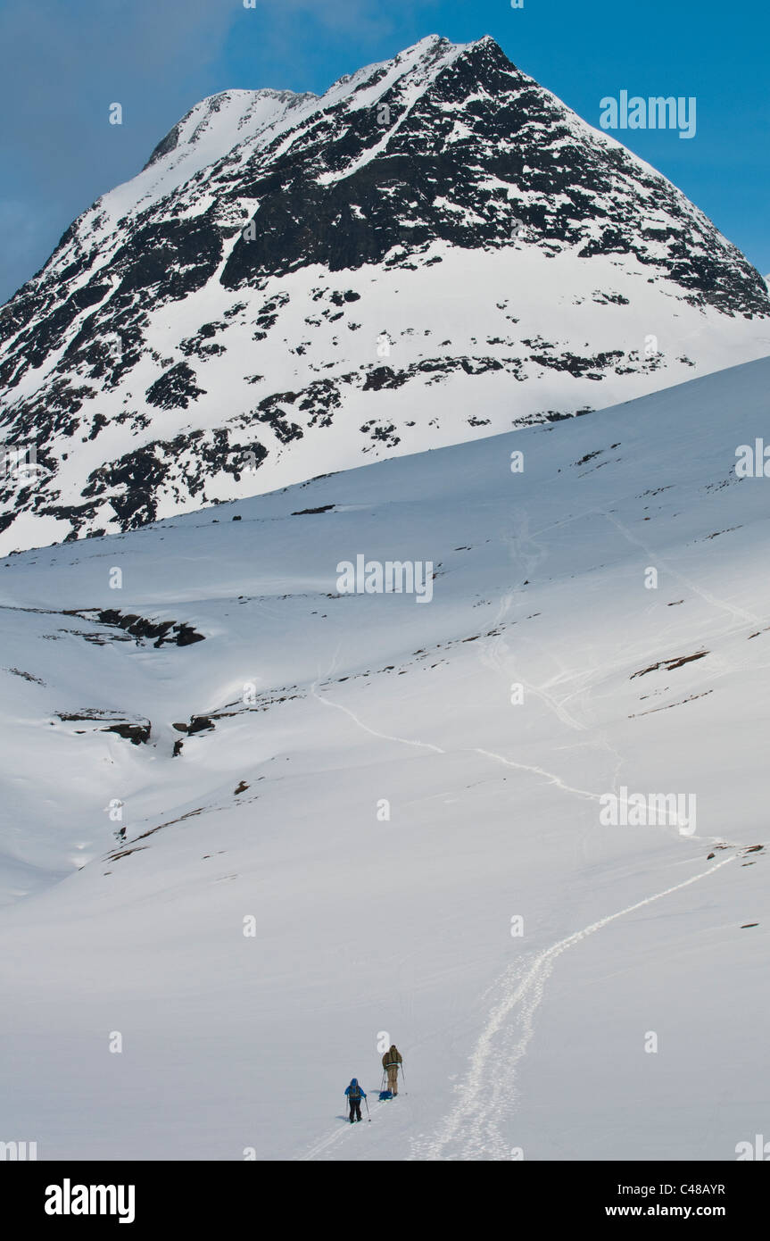 Skifahrer Im Tal Stuor Reaiddavaggi, Kebnekaisefjaell, Norrbotten, Lappland, Schweden Stockfoto