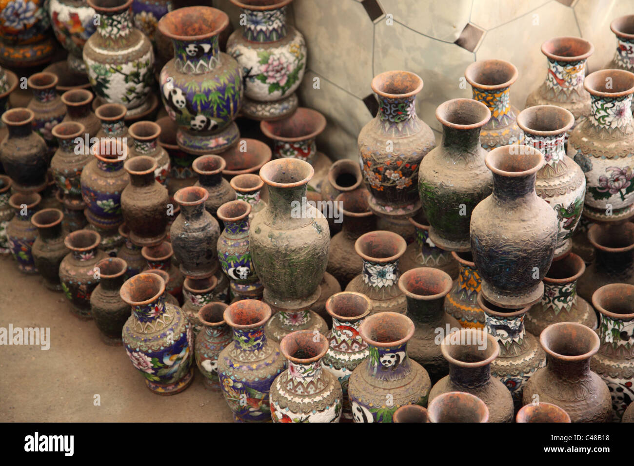 Vasen in einer Cloisonne ware Fabrik Peking, China Stockfoto