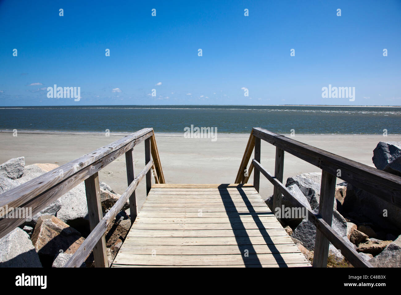 Holzsteg zum Strand am Seabrook Island, in der Nähe von Charleston, South Carolina, USA Stockfoto