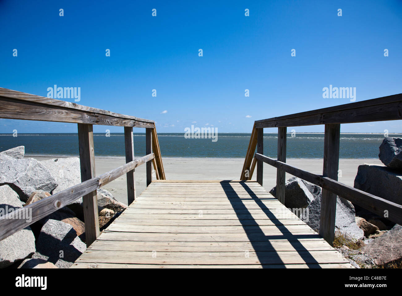 Holzsteg zum Strand am Seabrook Island, in der Nähe von Charleston, South Carolina, USA Stockfoto