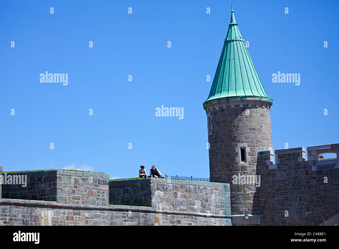 Junges Paar auf der Stadtmauer in die Stadt Quebec Candada Stockfoto