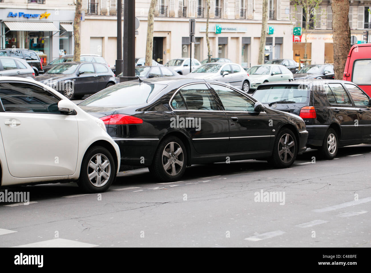 Sehr Enge Parkplatze In Paris Frankreich Stockfotografie Alamy
