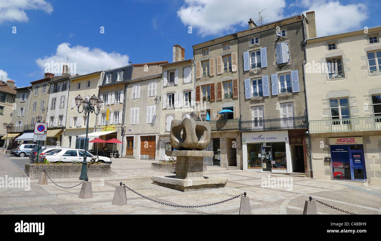 Traditionelles Haus Fassaden und Schaufenster auf gepflasterten Marktplatz, Bellac, Haute Vienne, Frankreich Stockfoto