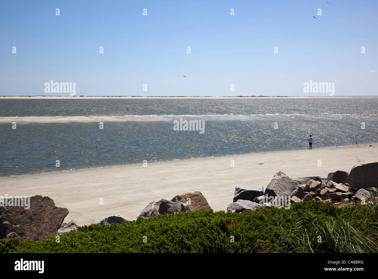 Mann Angeln am Strand auf Seabrook Island, in der Nähe von Charleston, South Carolina, USA Stockfoto