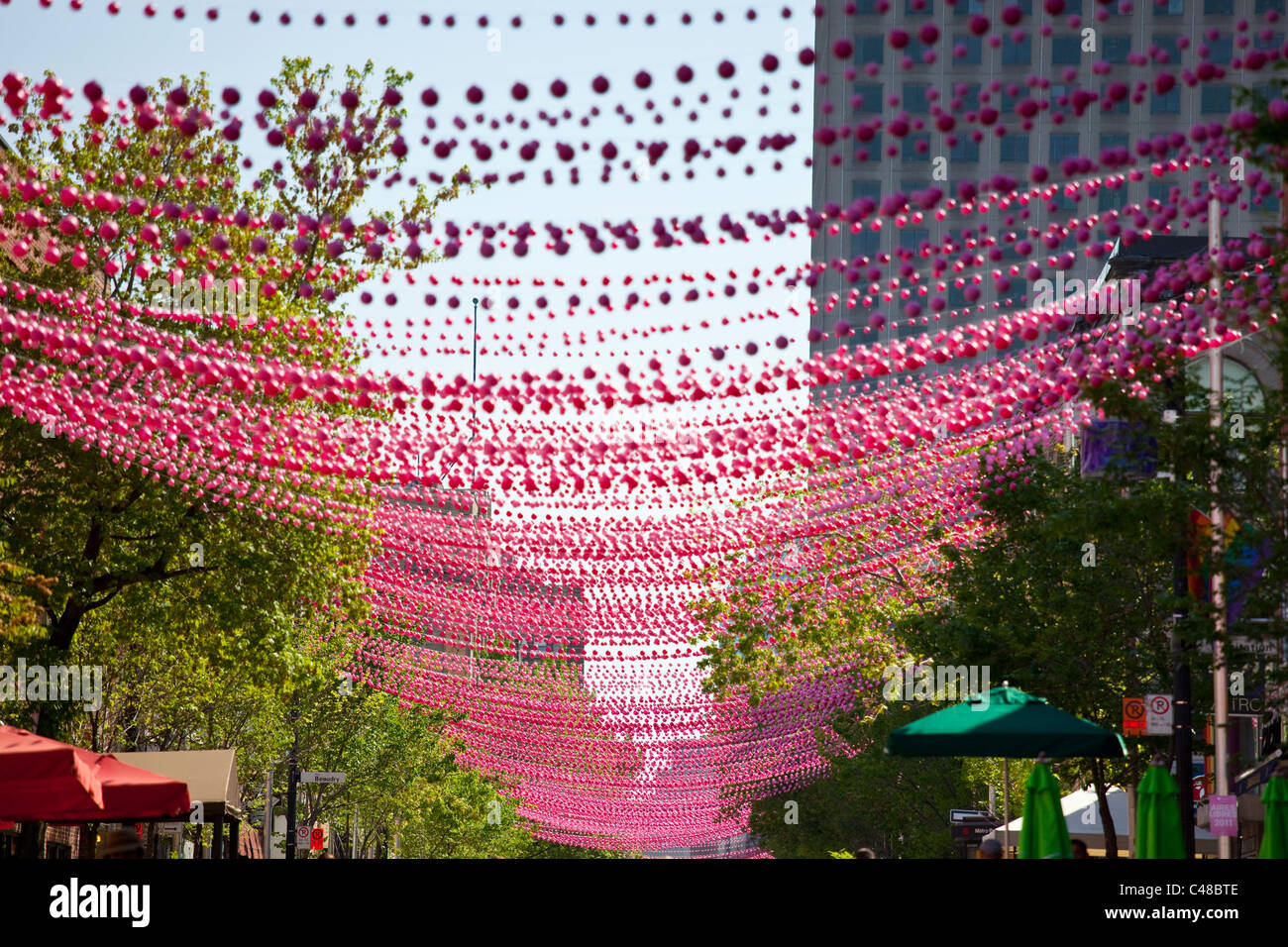 Rosa Kugeln dekorieren Le Village Gai oder Dorf Homosexuell Stadtteil, Montreal, Kanada Stockfoto