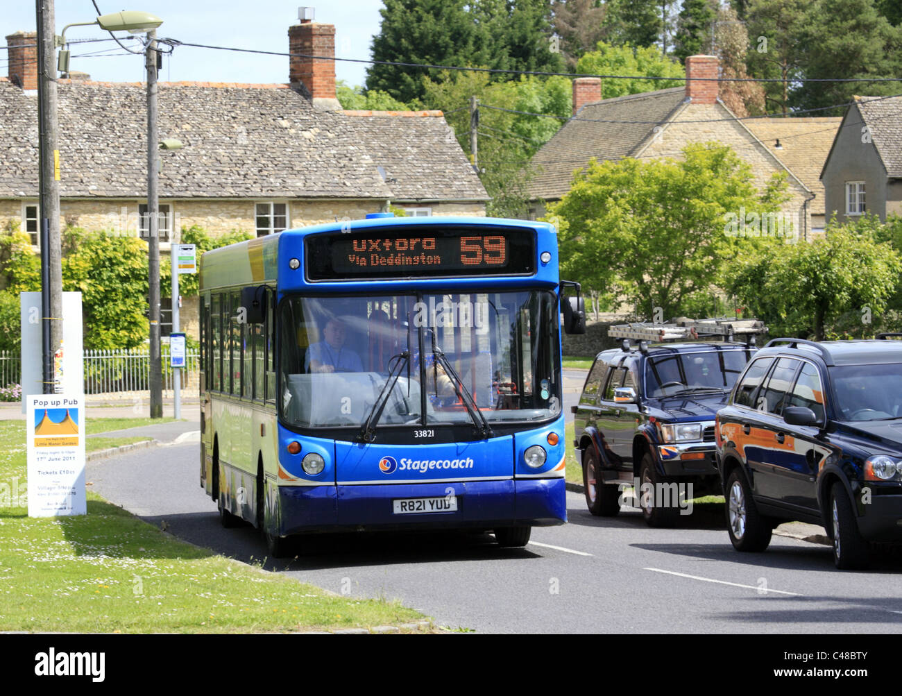 Postkutsche öffentlichen Bus in ländlichen Dorf; Tackley, Oxfordshire Stockfoto