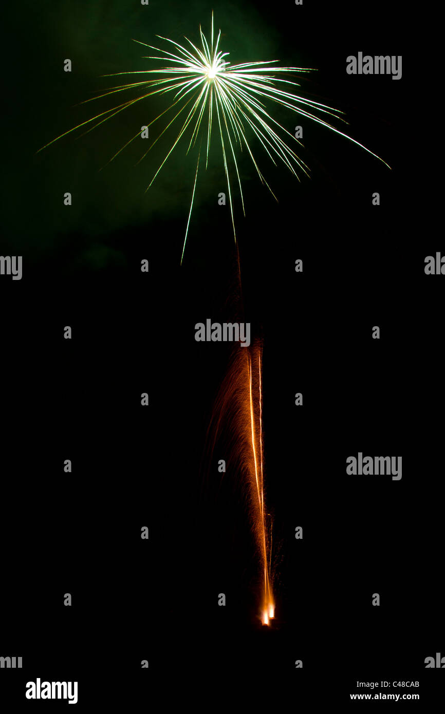 Feuerwerk Explosion und Trail in Gold und grün Stockfoto