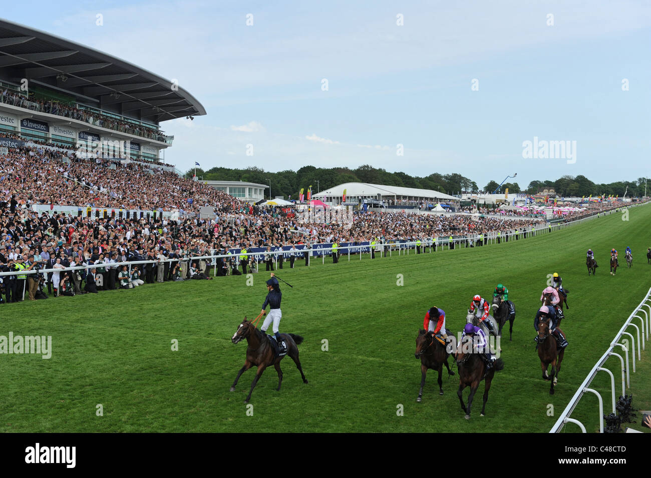 Mickael Barzalona Frankreichs feiert 2011 Investec Derby auf Pour Moi zu gewinnen Stockfoto