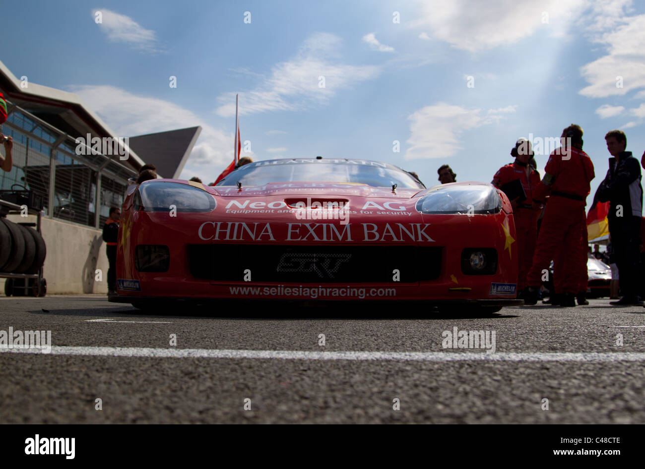 Rennwagen auf der Startaufstellung bei Silverstone 2011 FIA Stockfoto