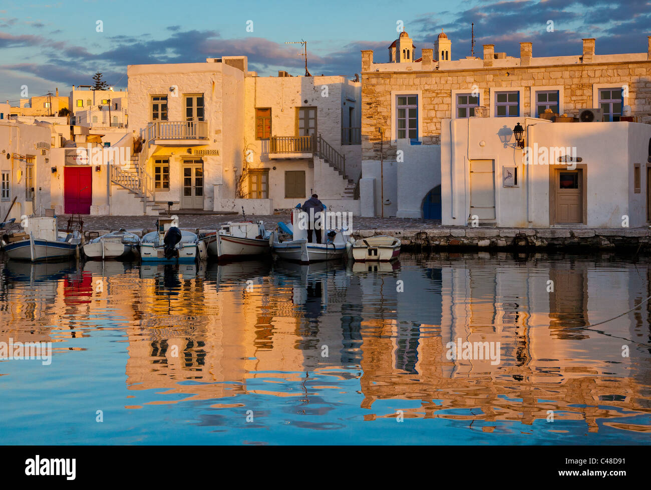am späten Nachmittag in Naoussa Hafen, Paros, griechische Inseln, Kykladen, traditionelle Fischerboote, alten venezianischen Hafen. Stockfoto