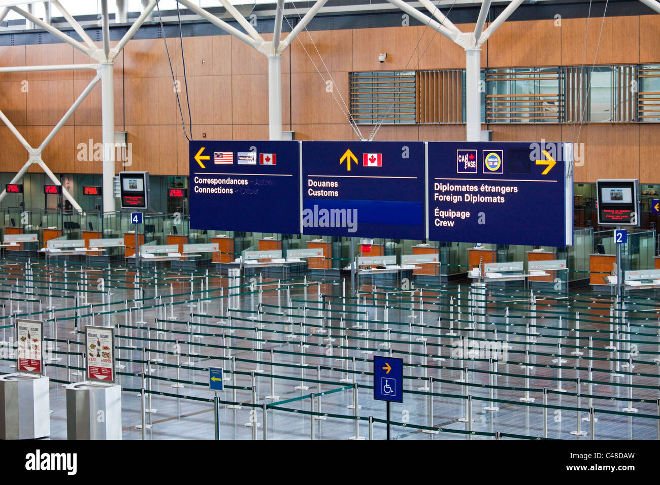 Zoll- und Einwanderungsbehörden, Montreal Pierre Elliott Trudeau, internationaler Flughafen, YUL, Montreal, Kanada Stockfoto