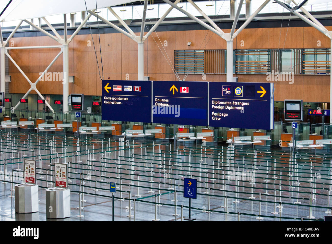 Zoll- und Einwanderungsbehörden, Montreal Pierre Elliott Trudeau, internationaler Flughafen, YUL, Montreal, Kanada Stockfoto
