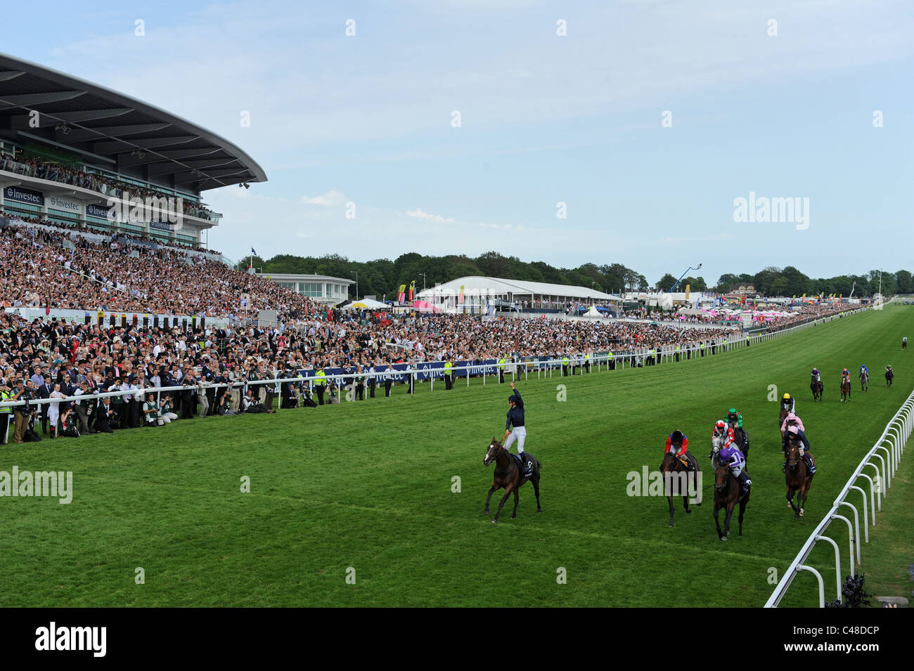 Mickael Barzalona Frankreichs feiert 2011 Investec Derby auf Pour Moi zu gewinnen Stockfoto