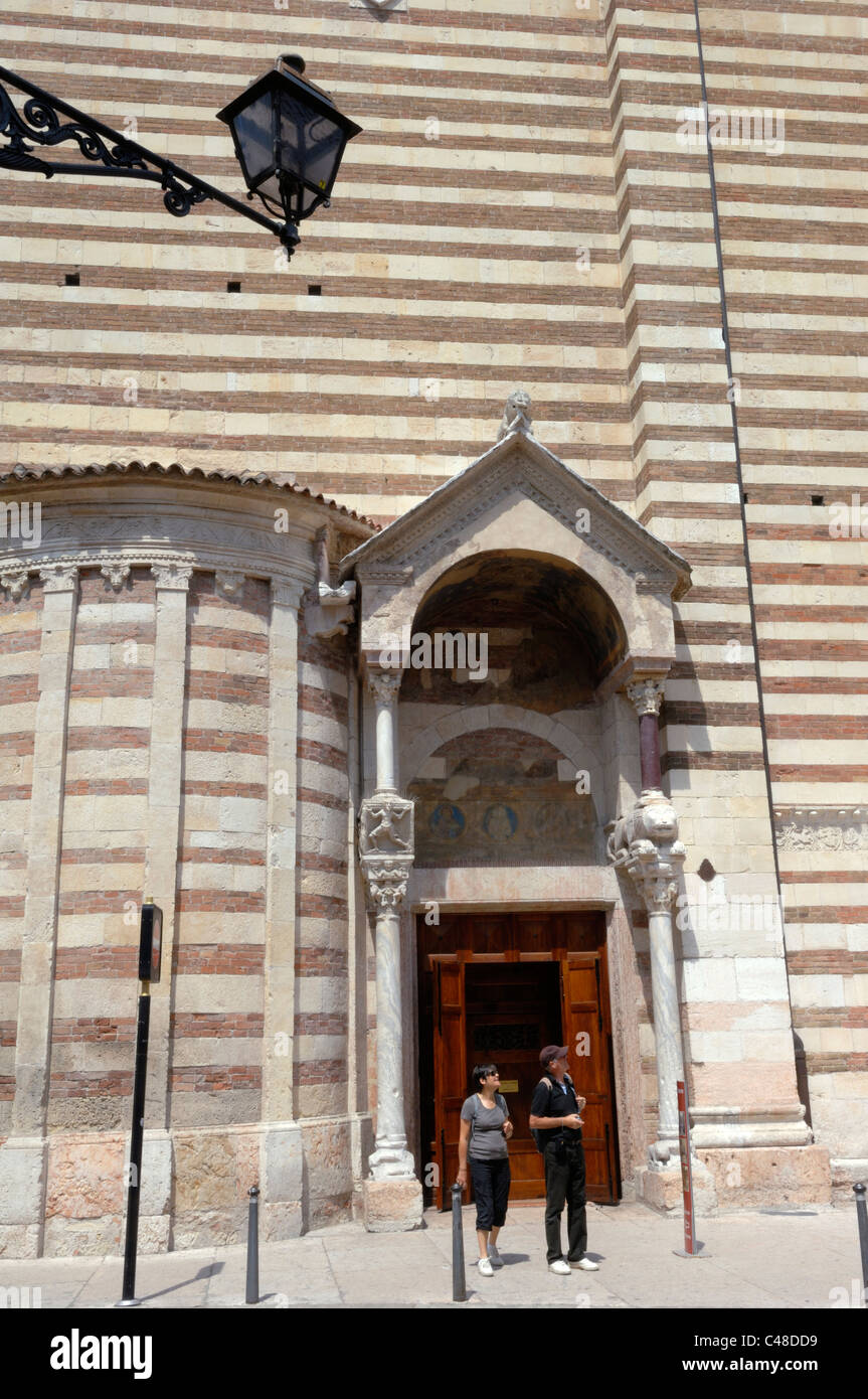 Ein paar von den Dom in Verona, Kathedrale di Santa Maria Matricolare Stockfoto