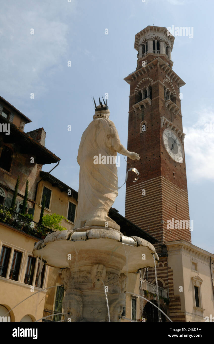 Fontana di Piazza della Erbe und der Torre dei Lamberti in Piazza della Erbe in Verona Stockfoto