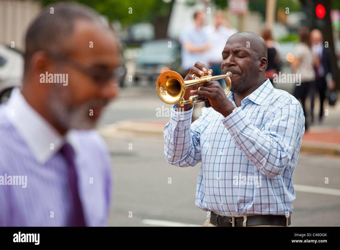 Freddie Dunn Trompete, Straßenmusiker in Washington, D.C. Stockfoto