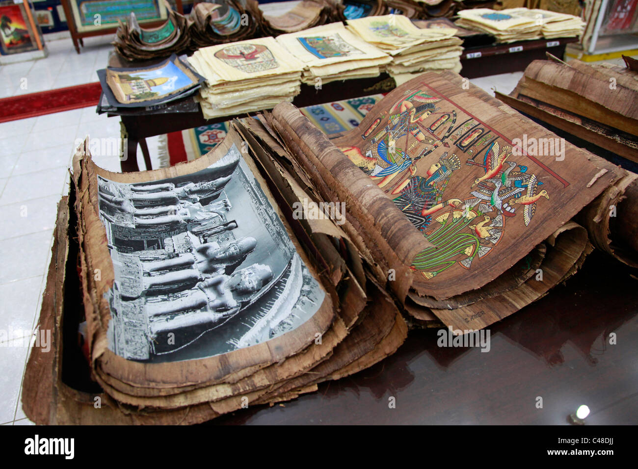 Papyrus Papier touristische Souvenirs für Touristen in einem Souvenirladen in Ägypten Stockfoto