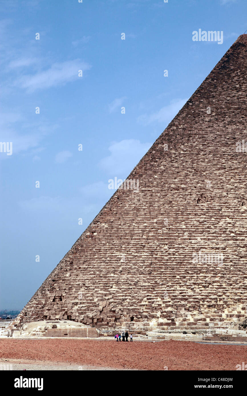 Die große Pyramide von Khufu (Cheops) bei den Pyramiden von Gizeh, Kairo, Ägypten Stockfoto