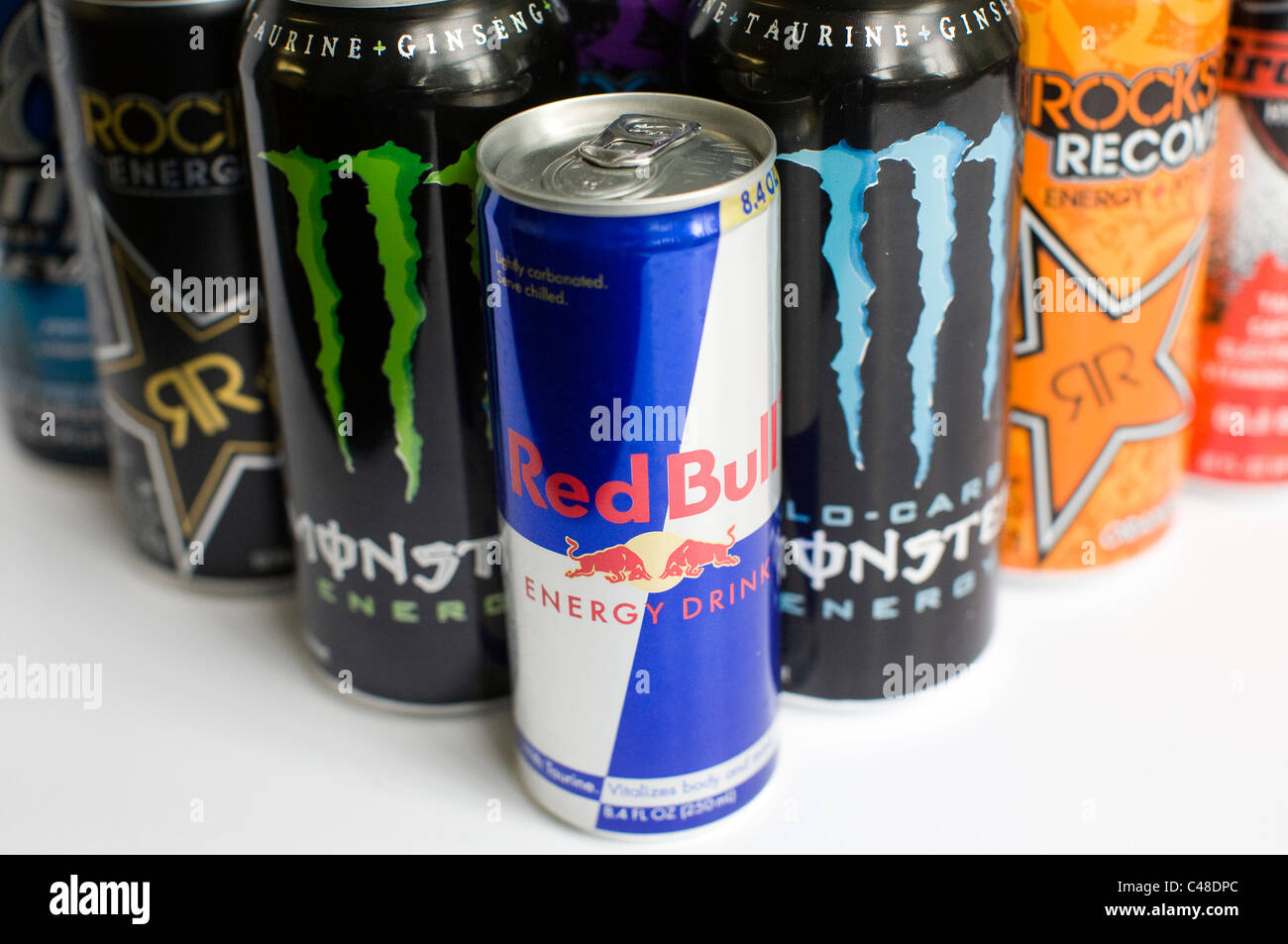 Eine Mischung os RockStar, Red Bull, Monster und AMP Energy-drinks. Stockfoto