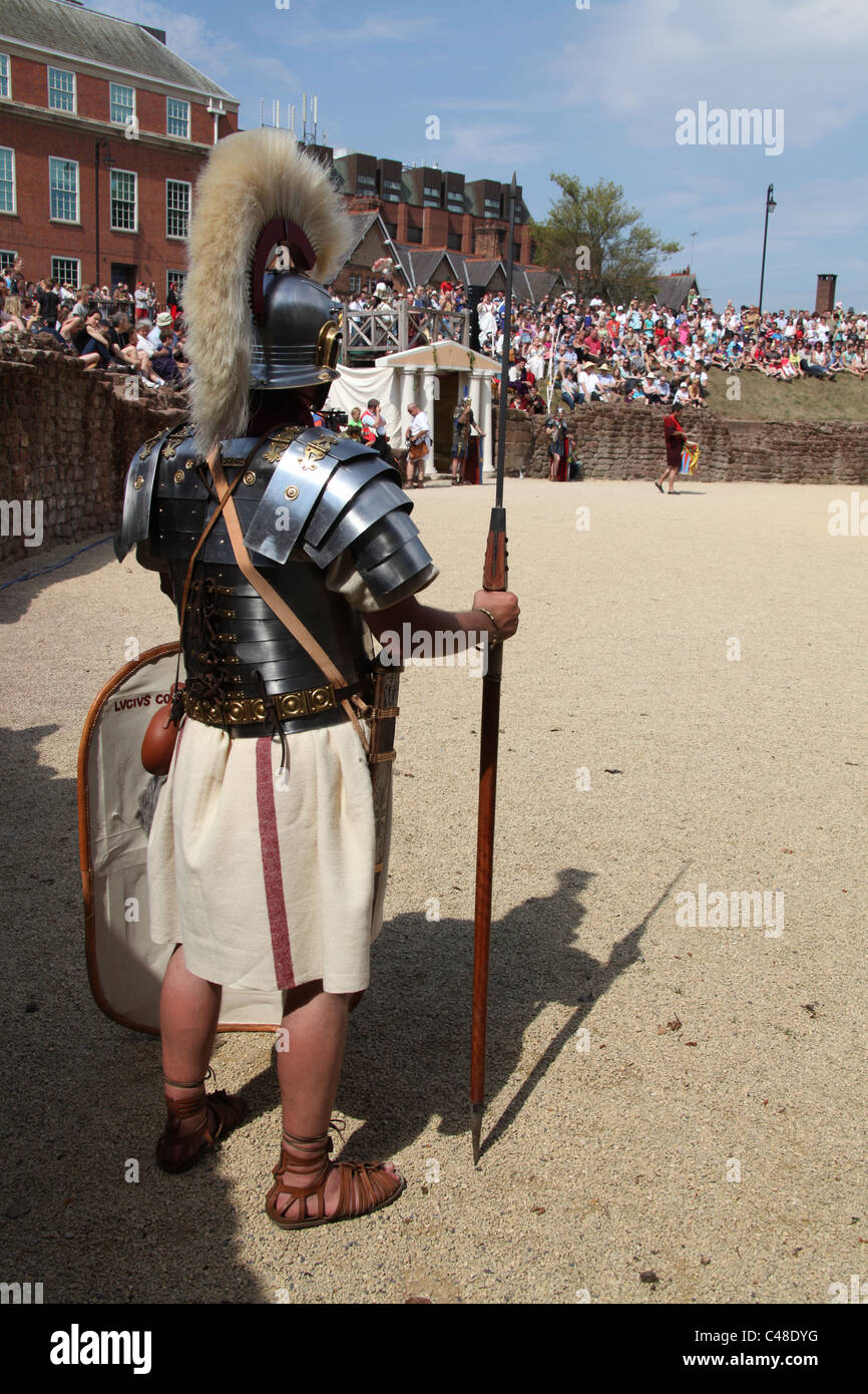 Von Chester, England. Ein Roman Centurion während der römischen Gladiatorenspiele im Chester Amphitheatre. Stockfoto