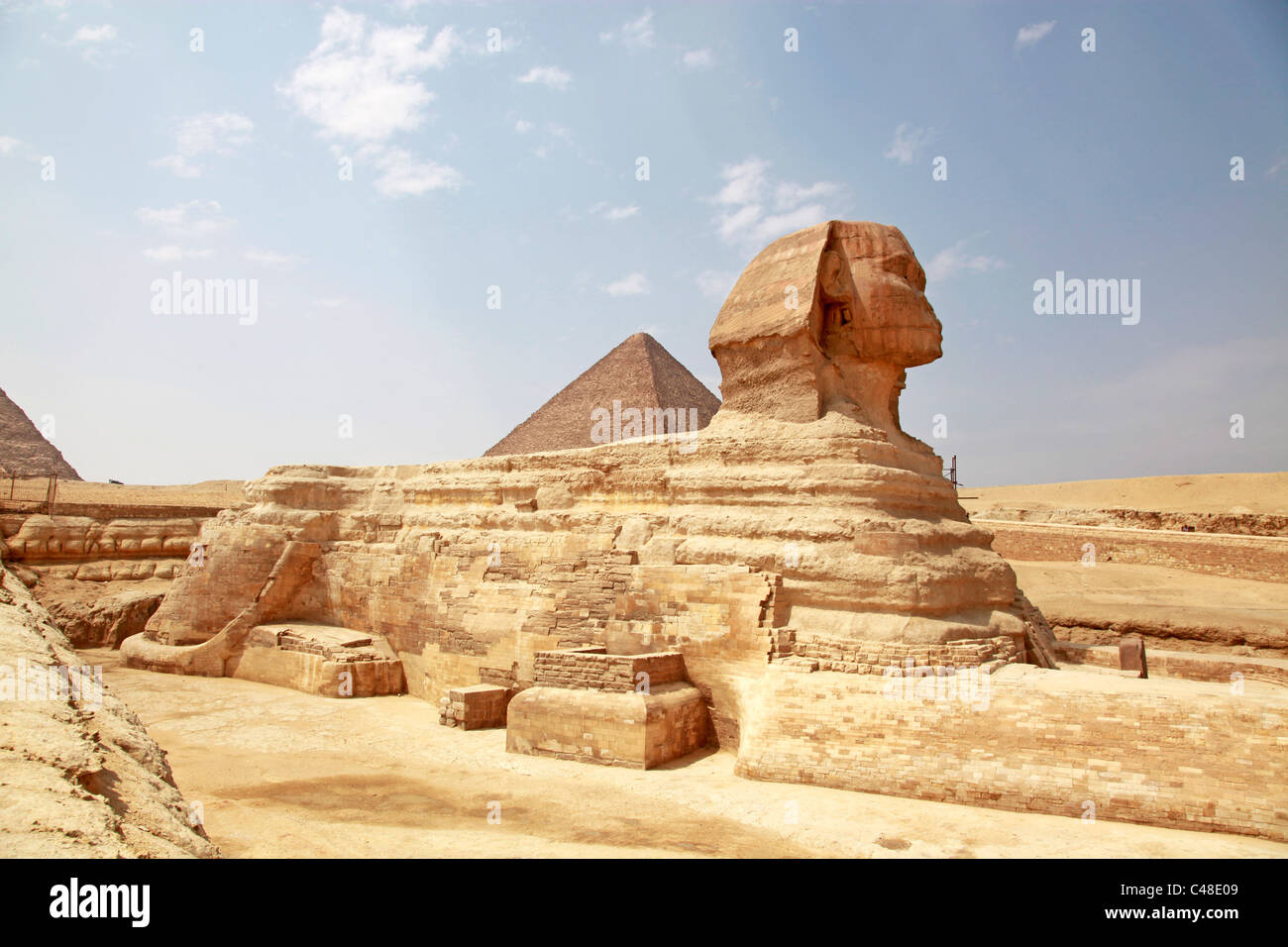 Die große Pyramide von Khufu (Cheops) und die Sphinx bei bei den Pyramiden von Gizeh, Kairo, Ägypten Stockfoto