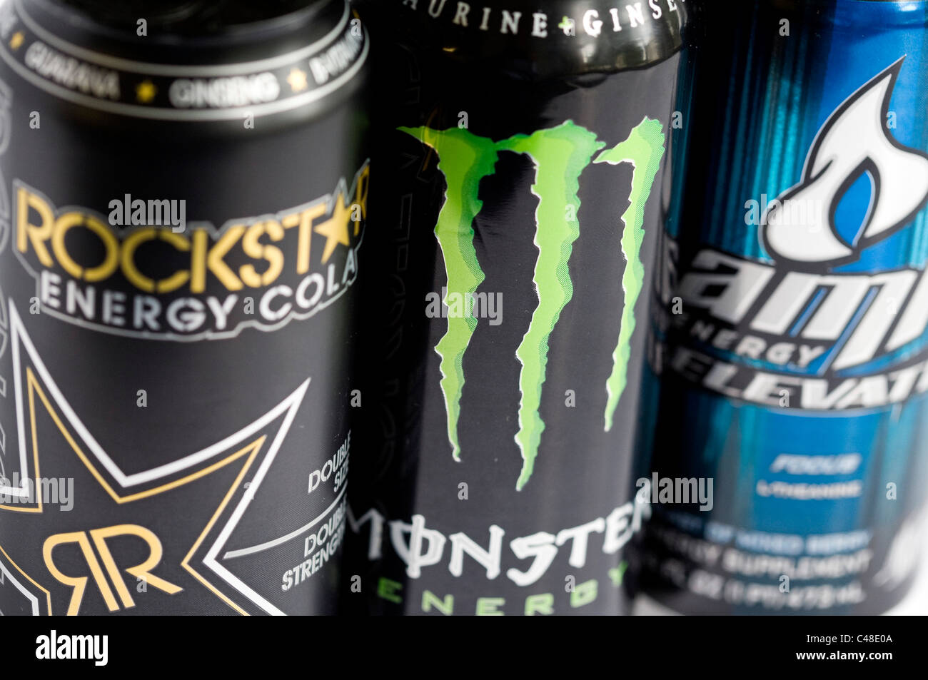 Eine Mischung os RockStar, Red Bull, Monster und AMP Energy-drinks. Stockfoto