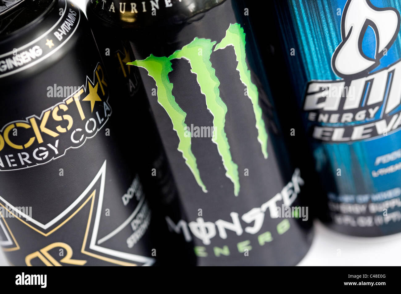Eine Mischung os RockStar, Red Bull, Monster und AMP Energy-drinks. Stockfoto